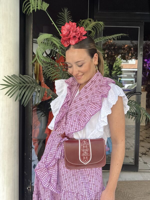CAMISETA BLANCA DETALLES